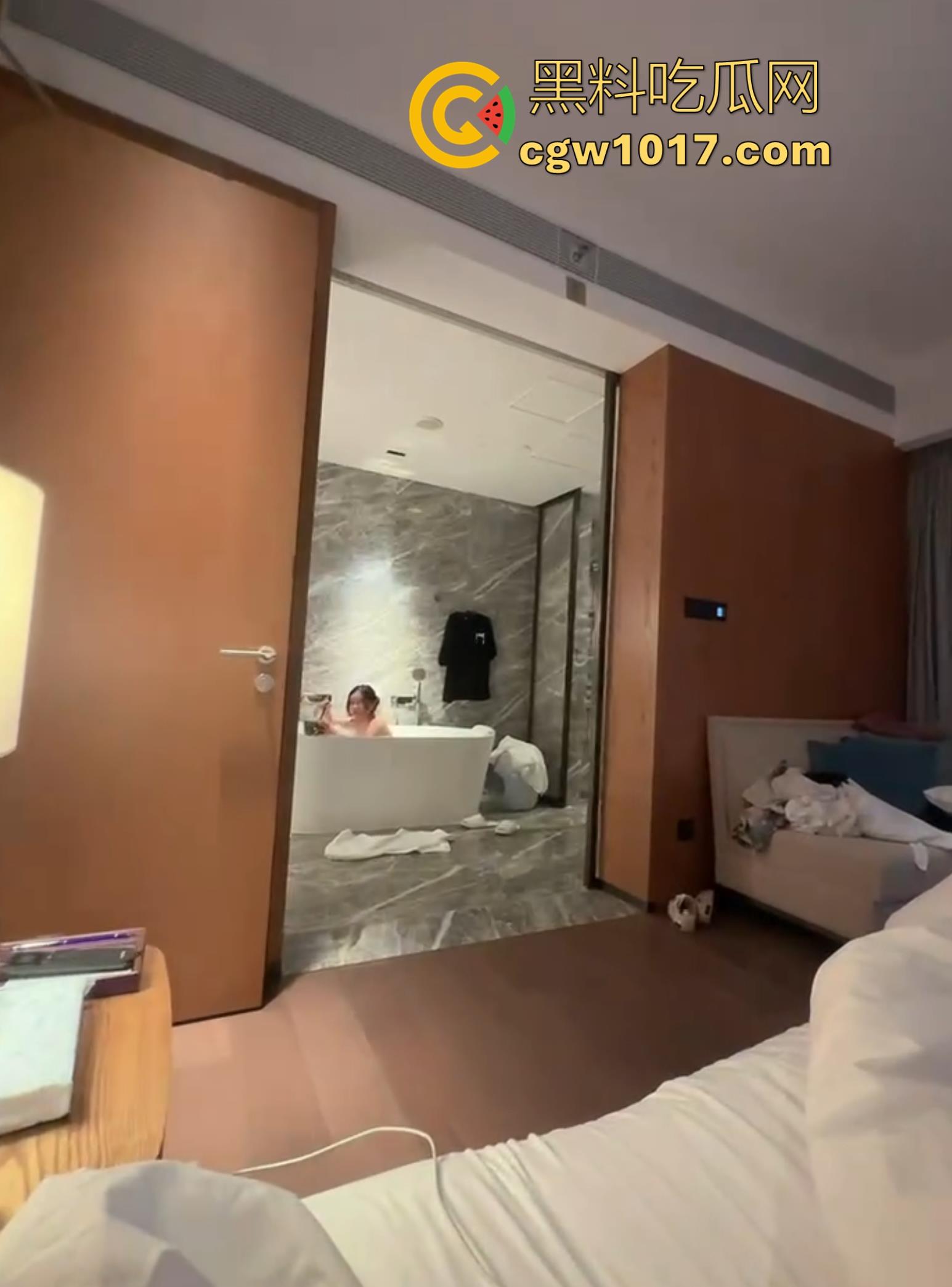 蛋仔cp奔现，高颜值女大大哥反而不敢无套，不知道深浅，深夜紧急外卖，你自己不早点准备怪谁呀，人家都等着呢！-3