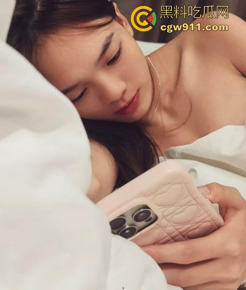 成都美术学院04年女大【魏伶】双手轻揉白嫩美乳，小穴粉嫩多汁，揉捏间乳浪轻颤的画面让人血脉喷张！-1