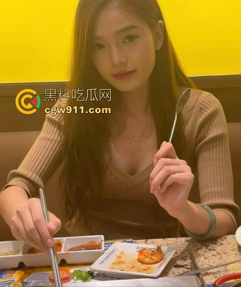 成都美术学院04年女大【魏伶】双手轻揉白嫩美乳，小穴粉嫩多汁，揉捏间乳浪轻颤的画面让人血脉喷张！-2