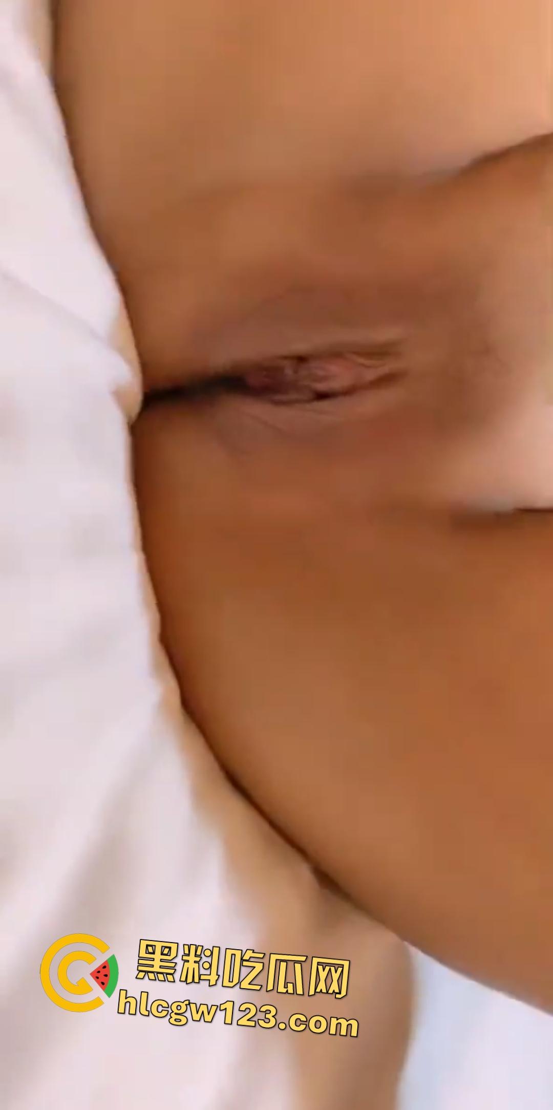 黑人猛干媚黑婊！闺蜜在一旁解说肥臀弹起，社会小妹啥场面都见过，但看到黑屌心里有一丝恐惧！-2