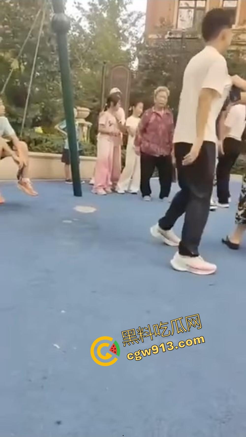 辽宁营口鲅鱼圈丧尽天良，3名成年人小区轮番殴打辱骂孩子，没健身区就撒气？真当无人敢管！-8