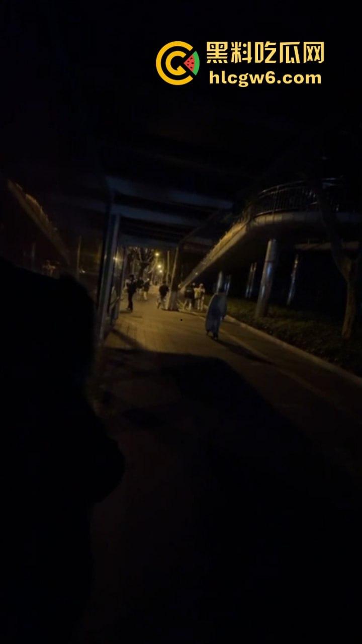 玩大了！江西南昌毛头小伙街头拼刀 装逼青年情绪失控砍断对方手劈 现场血腥视频流出人还挺淡定？-1