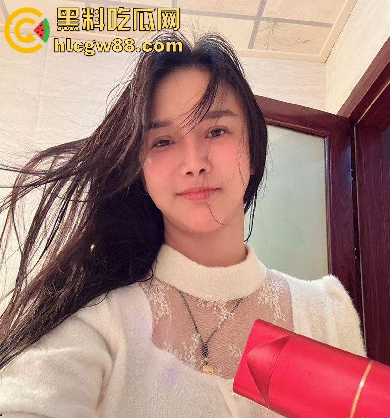 上海反差人妻【李晓晓】背着老公出轨偷情 被炮友调教成极品母狗 经常与好兄弟分享多人群P-1