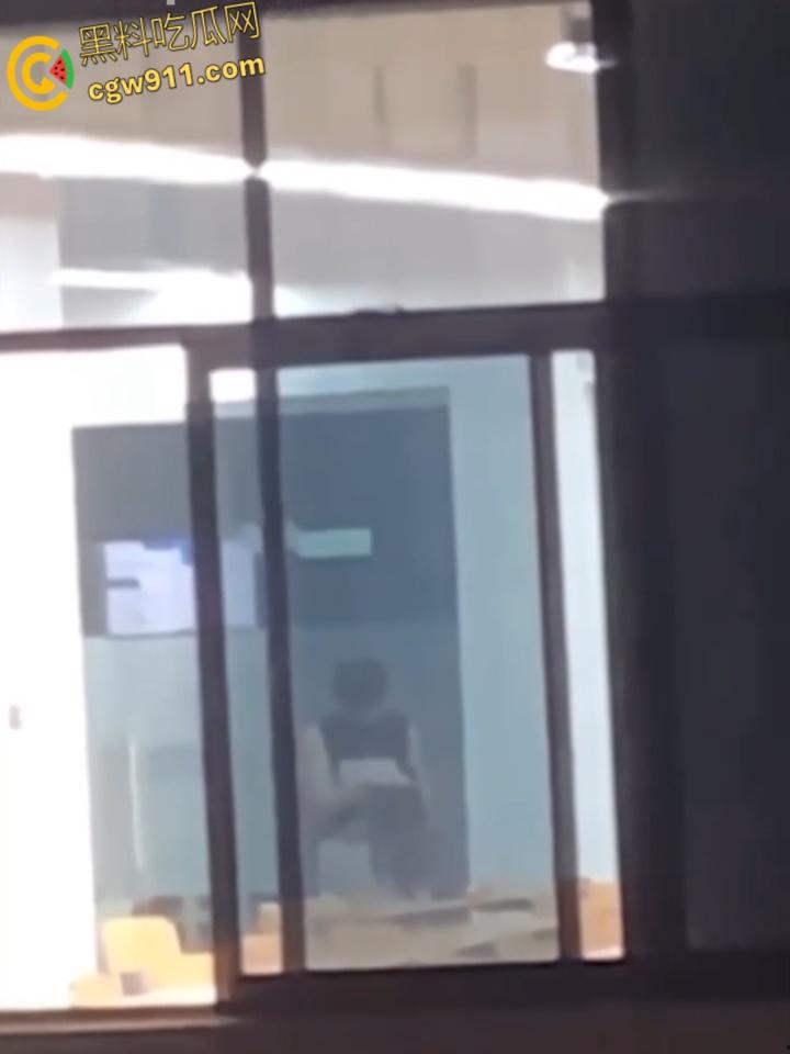 四川武侯学生妹【陆奕好】，清纯高中生与男友教室做爱，跪地口交后入被偷拍，淫荡情书自曝被无套内射！-6