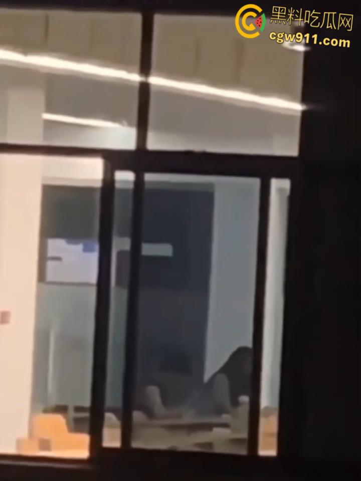 四川武侯学生妹【陆奕好】，清纯高中生与男友教室做爱，跪地口交后入被偷拍，淫荡情书自曝被无套内射！-7