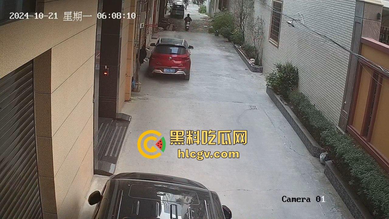 汕头精神小伙砸车窗偷窃被吓跑，警报刚停又溜回来，结果被车主直接抓个正着！-3