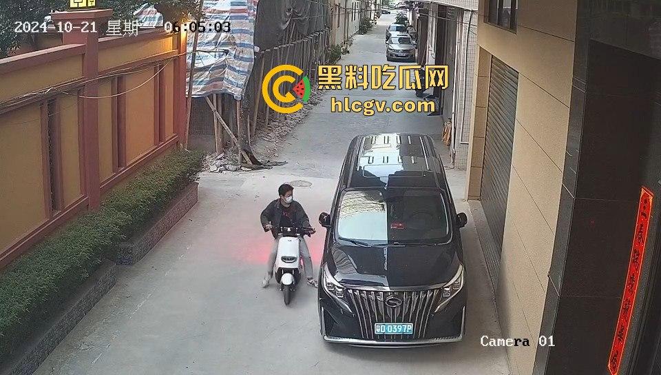 汕头精神小伙砸车窗偷窃被吓跑，警报刚停又溜回来，结果被车主直接抓个正着！-8