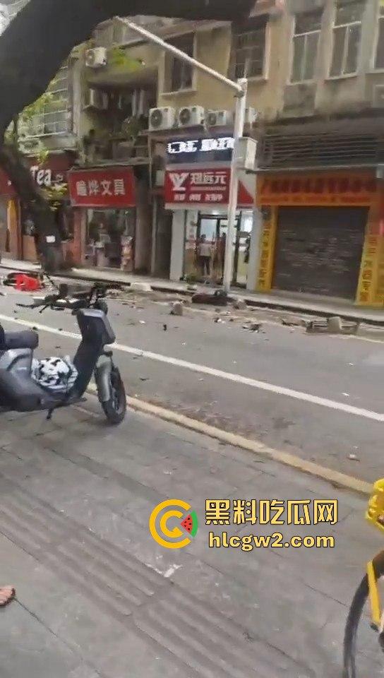 广州海珠区持刀男子与警察对峙，结果寡不敌众被撂倒，这街头硬汉就这？-6