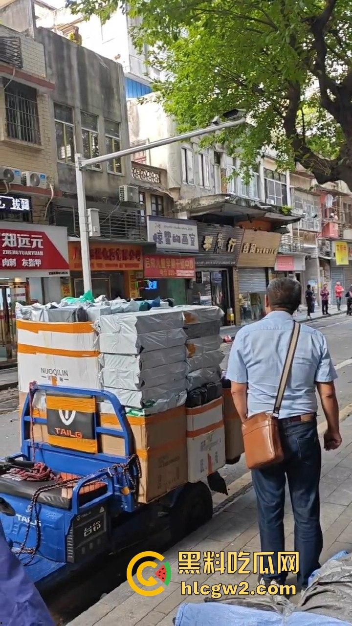 广州海珠区持刀男子与警察对峙，结果寡不敌众被撂倒，这街头硬汉就这？-10