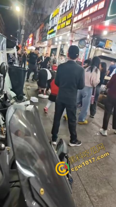 热闹龙港夜市：原配大战小三，血雨腥风惊百客围观！温州最疯狂烧烤摊街头对决，拳风猛烈，头发乱飞，争风吃醋，看个痛快！-1