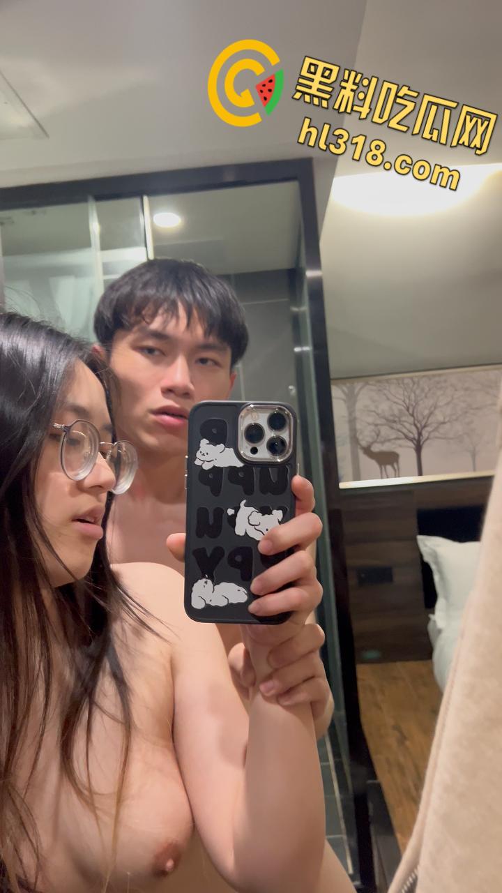 青岛清纯护士【何小笙】，对镜后入疯狂打桩，黑丝眼镜母狗床上淫水横流，自拍被操表情真淫荡 !-7