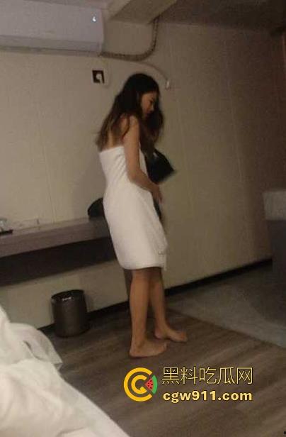 深圳宝华驾校教练【钟振】遇骚逼女学员，忽悠开房后竟被操上瘾，为了偷情一直故意考不过，快把教练榨干了！-6