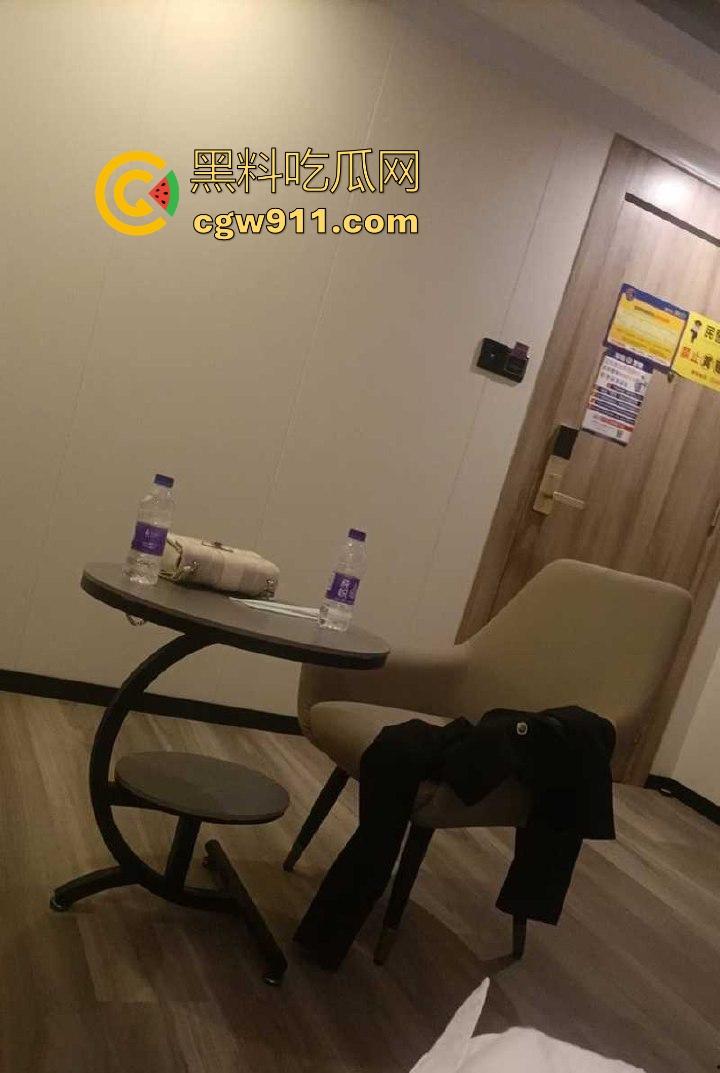 深圳宝华驾校教练【钟振】遇骚逼女学员，忽悠开房后竟被操上瘾，为了偷情一直故意考不过，快把教练榨干了！-8