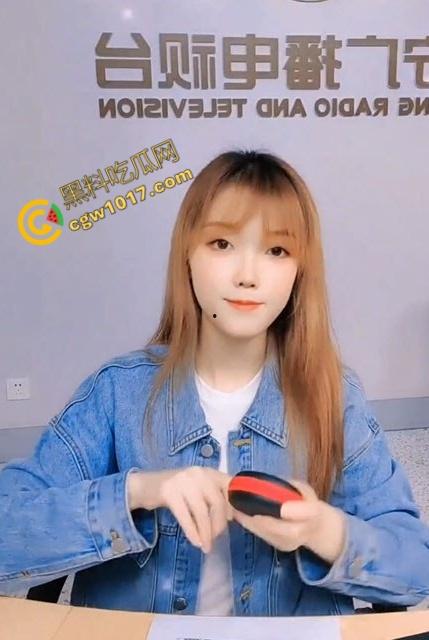 辽宁电台主播【晚晚】没穿内裤在麦前狂野！私密视频曝光，语音自慰，蝴蝶穴淫水横流，欲仙欲死！-7