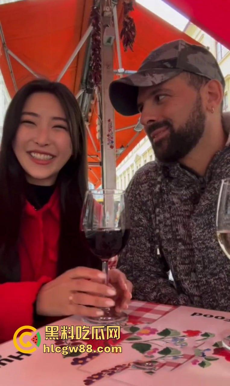 里斯本大奶留学生【胡依冉】街头被老外忽悠回家，共浴吃奶爆操随便玩，巨乳小骚逼被大屌输出！-11