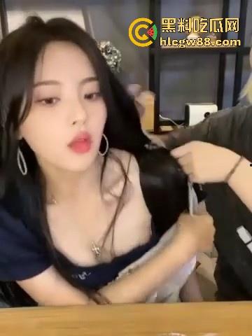 【杨超越】抖音直播意外走光露出乳头，看不出来呀奶头这么大，出名前肯定不少约 给瓜友们放福利-12