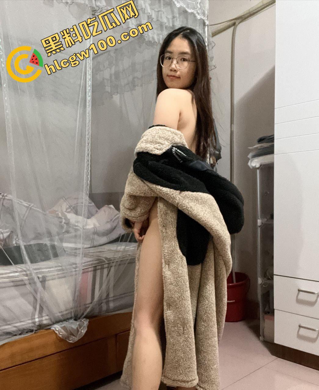 吉大高学历反差研究生【李秋月】，初经人事的她在镜头前卖力而又笨拙的展示自己的酮体-1