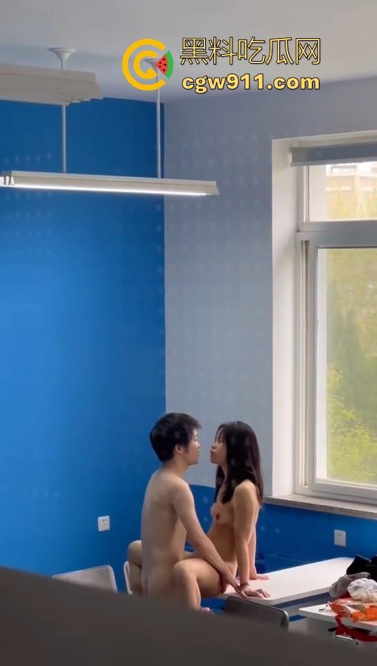 这难道就是青春吗？高校学生情侣上课传淫荡纸条，相约课后做爱，兔兔这么好看为什么要射在兔兔上嘛！-9