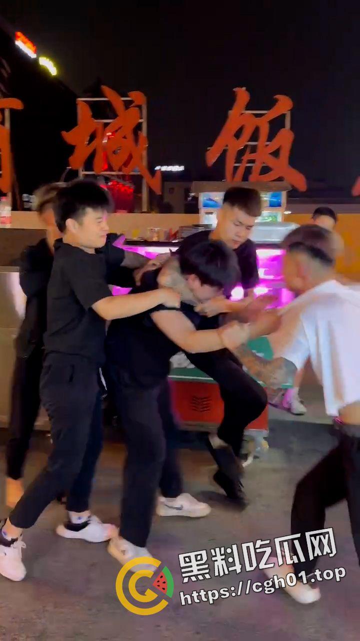 精神小伙夜市大战警察叔叔 拷上警车还在嚣张 吃瓜现场直达-1