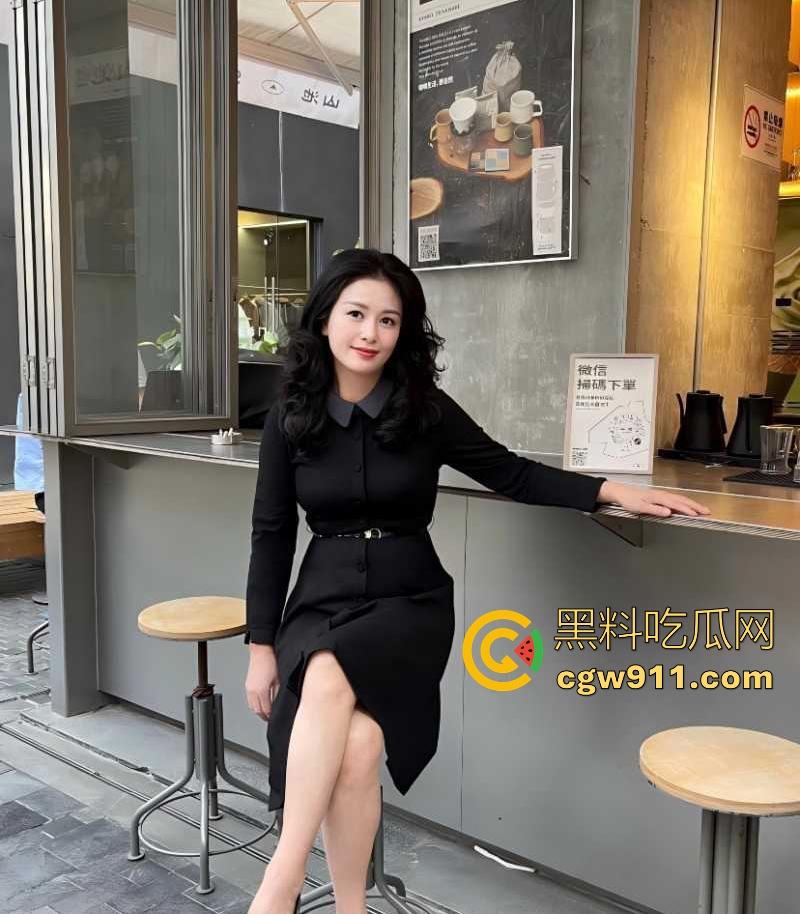 成功驯服骚逼熟女大姐，调情做爱无套暴操一镜到底，浓精灌满湿滑阴道，彻底对我臣服的！-1