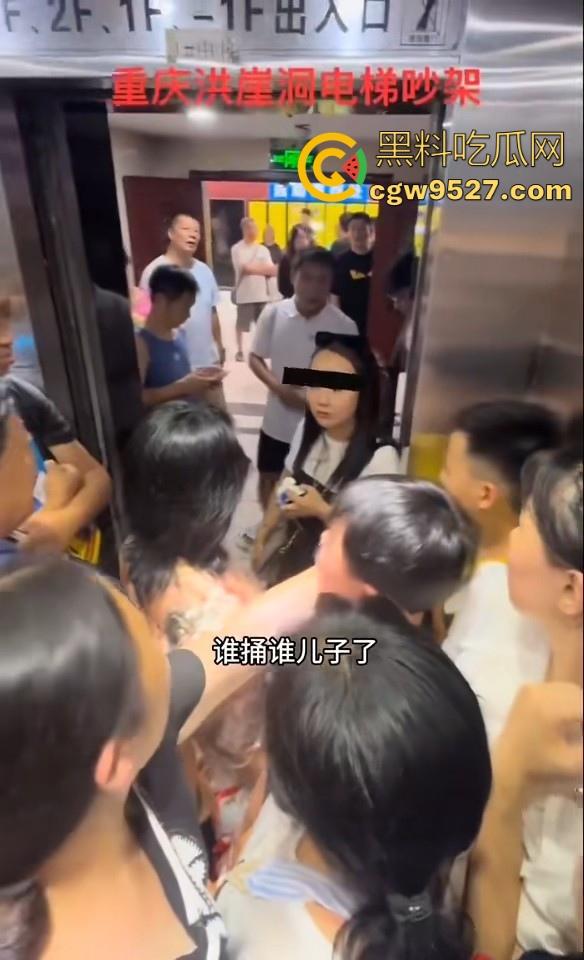 重庆洪崖洞电梯吵架，小孩大战中年老登，老登倚老卖老插队，小孩看不惯直接对骂，该有人出手治一下这些老东西了！-6