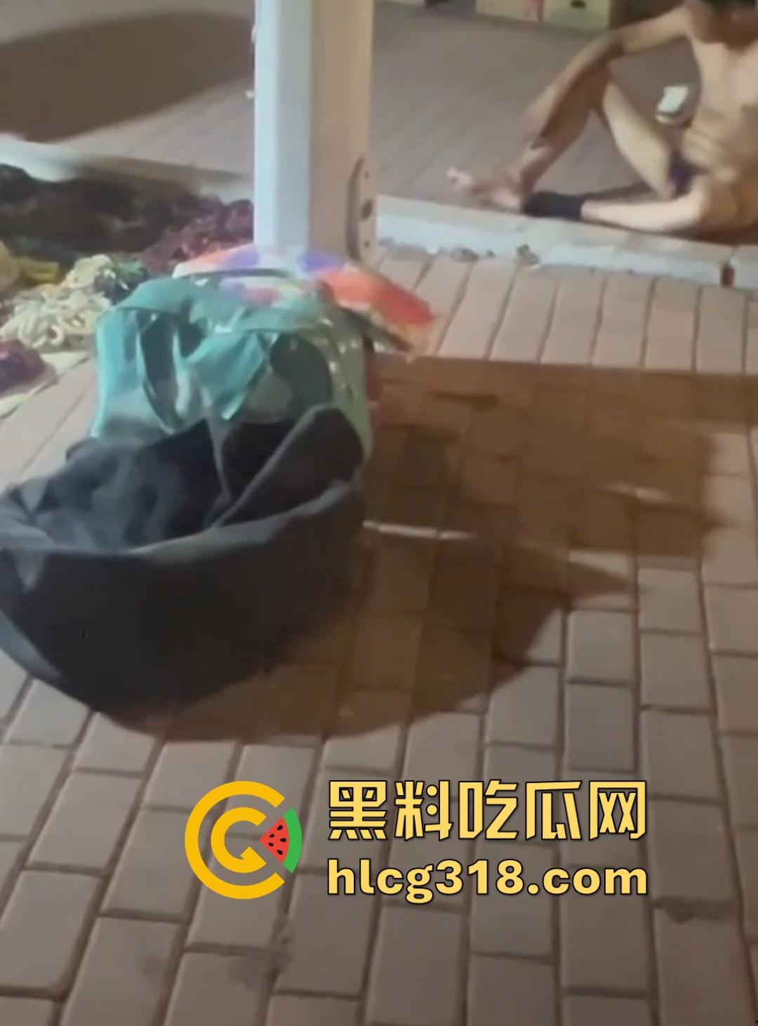 青岛黄岛深夜街头惊现裸男!夜市街区全裸打滚,貌似是喝酒导致的,这哥们儿醉态百出!-2