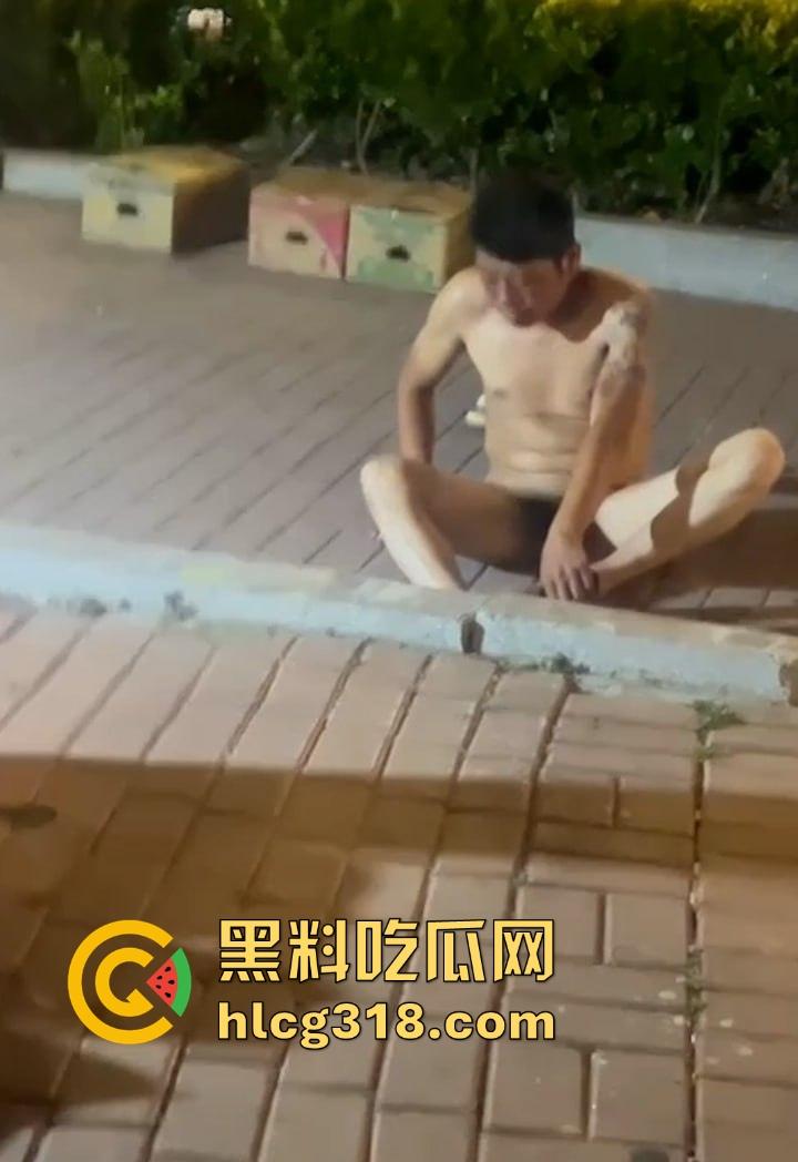 青岛黄岛深夜街头惊现裸男!夜市街区全裸打滚,貌似是喝酒导致的,这哥们儿醉态百出!-7