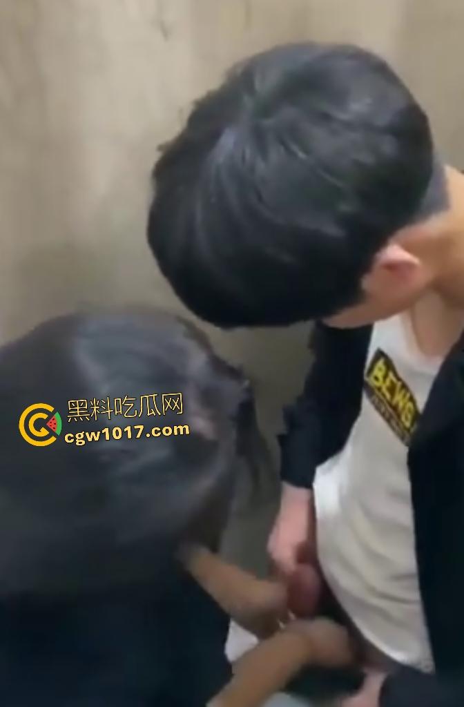 小情侣随时随地厕所开战，男子脱衣狂吸奶子，女生弯腰深喉鸡巴，偷拍兄弟差点被发现还想加入三P！-1