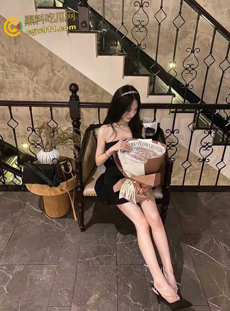 女仆餐厅认识的大一学生妹【刘婉婷】,身穿JK制服白丝约会被拿下，无套后入猛干全射在奶子上！-2