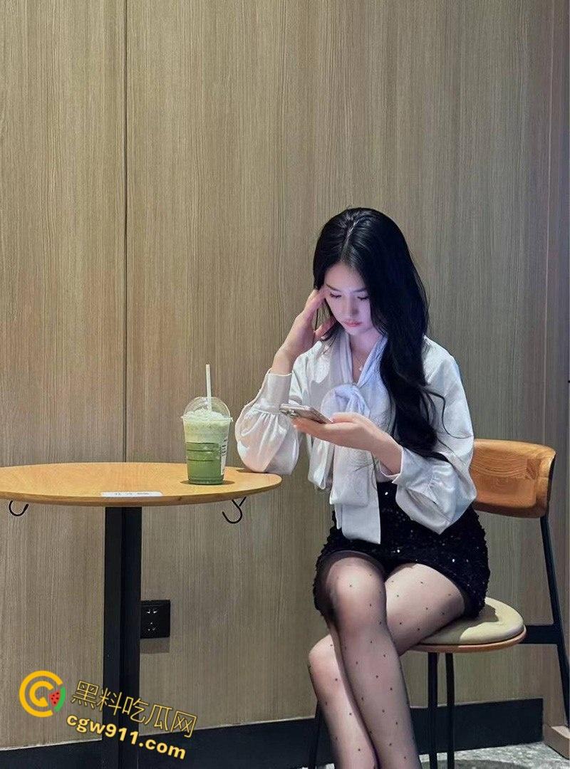 女仆餐厅认识的大一学生妹【刘婉婷】,身穿JK制服白丝约会被拿下，无套后入猛干全射在奶子上！-3