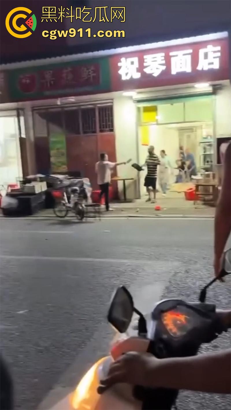 妻子出轨店老板，被老公发现持刀对峙，当街砍杀老婆和其老板，这是上班还是卖逼去了？真是活该啊！-2