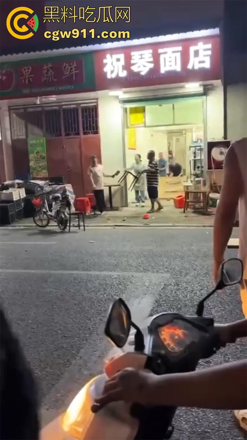 妻子出轨店老板，被老公发现持刀对峙，当街砍杀老婆和其老板，这是上班还是卖逼去了？真是活该啊！-3