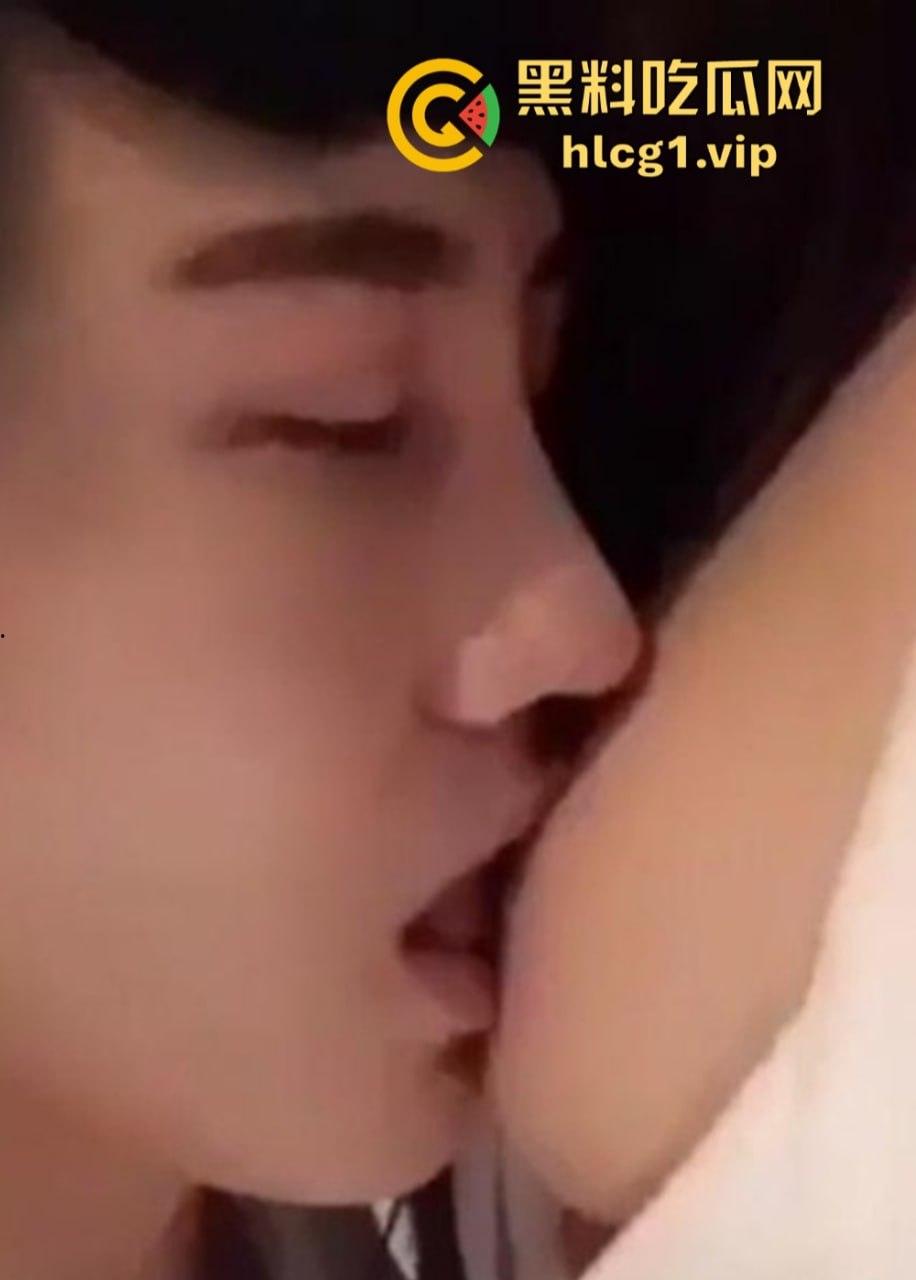 网红蛇精男刘梓晨热搜酒店激情视频曝光，与美女比拼叫床，塌房事件真相大白！-11