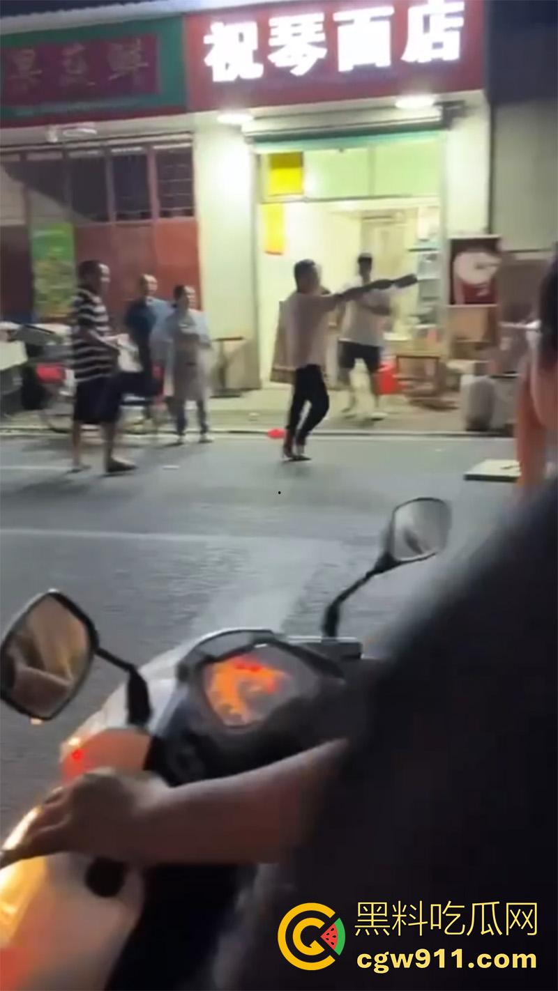 妻子出轨店老板，被老公发现持刀对峙，当街砍杀老婆和其老板，这是上班还是卖逼去了？真是活该啊！-6