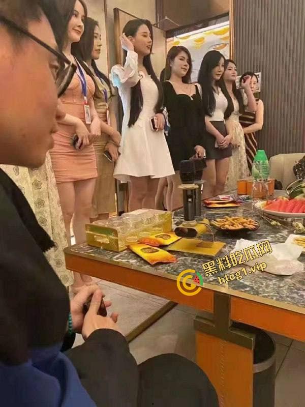 欢迎来到非诚勿扰海选现场！看各位女嘉宾如何风骚 体验金主既视感！-5