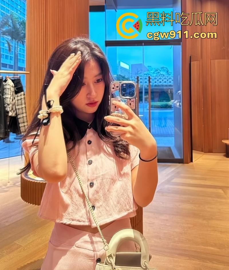 哈尔滨淫荡骚妻，被绿帽癖老公献给好兄弟，身穿黑丝女仆装被无情打桩，淫声徘徊，肥嫩鲍鱼汁水横流！-1