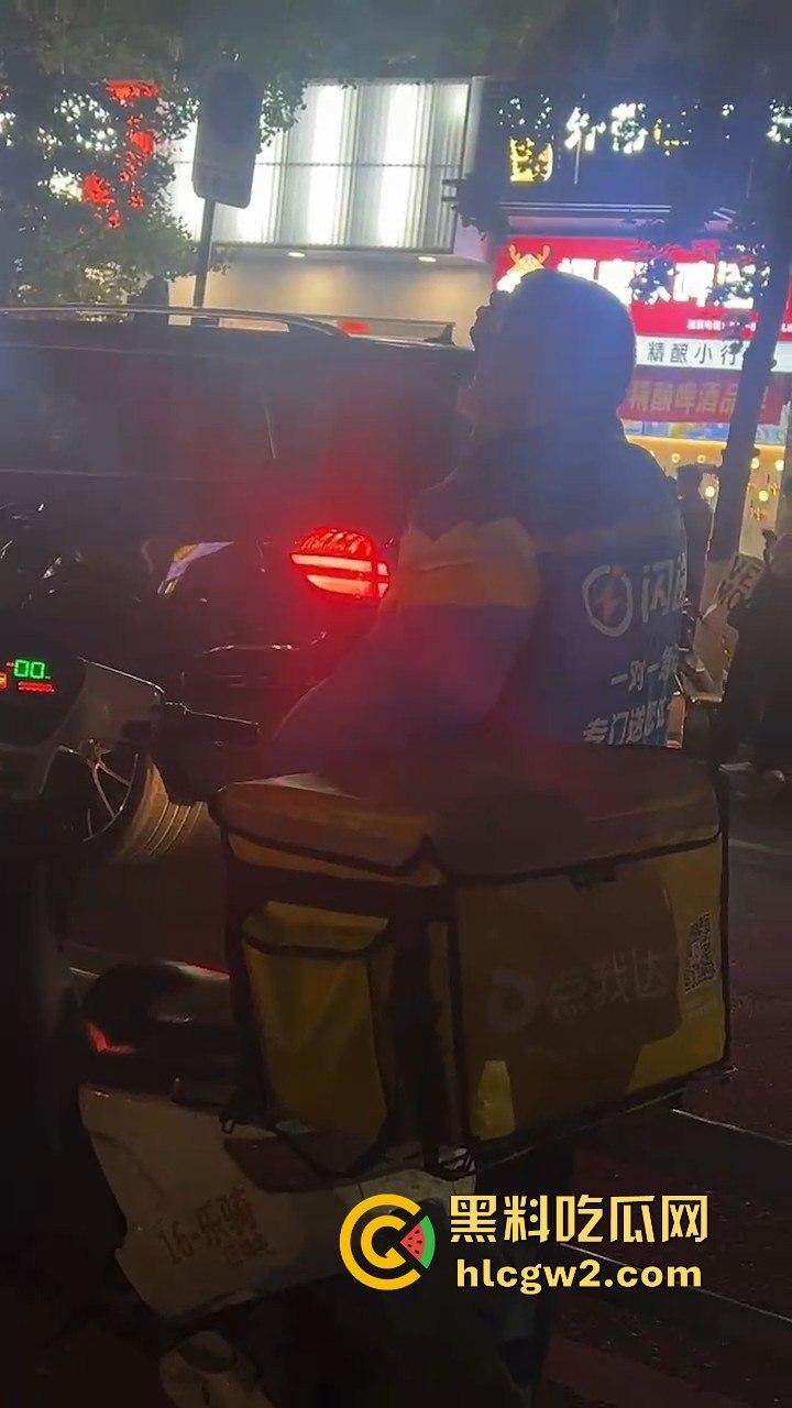 长沙小哥蛋糕送晚被砸头!顾客火力全开,手机爆头砸到满脸是血,迟到一分钟就挨这么狠?-1