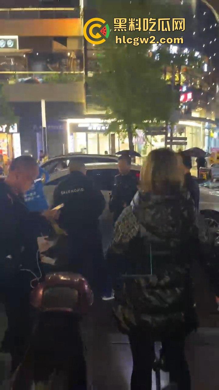 长沙小哥蛋糕送晚被砸头!顾客火力全开,手机爆头砸到满脸是血,迟到一分钟就挨这么狠?-3