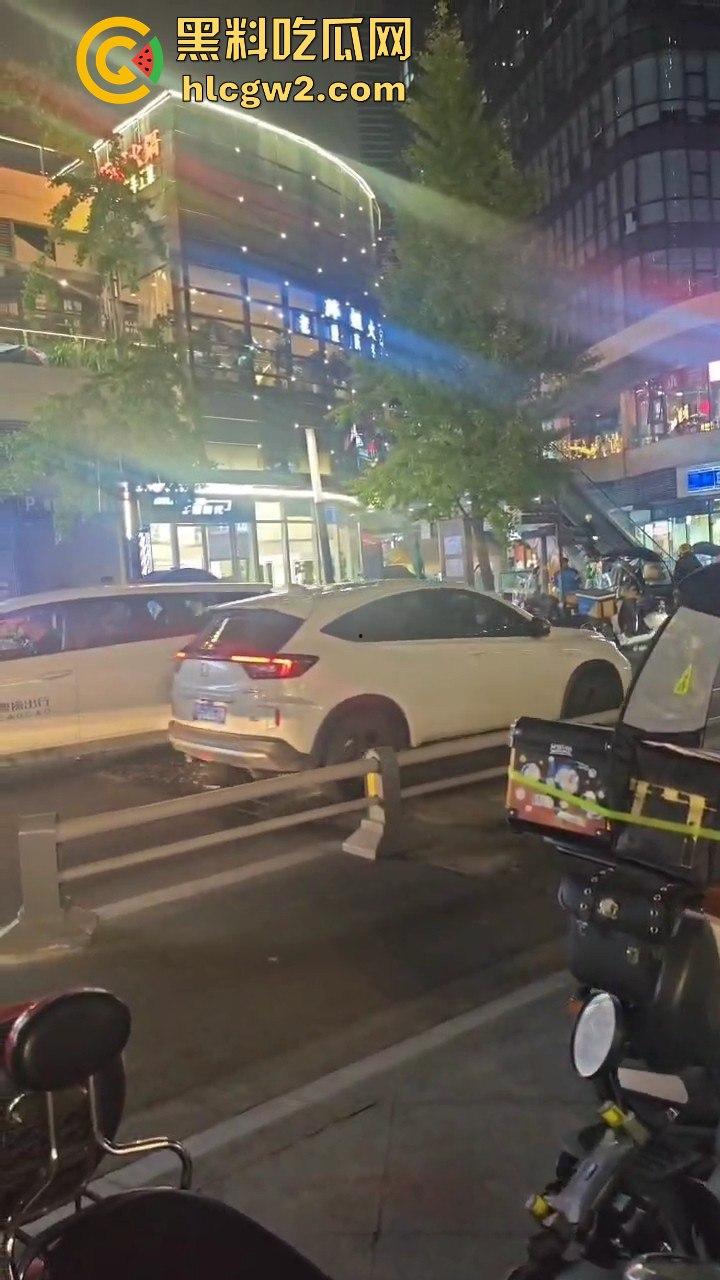 长沙小哥蛋糕送晚被砸头!顾客火力全开,手机爆头砸到满脸是血,迟到一分钟就挨这么狠?-7