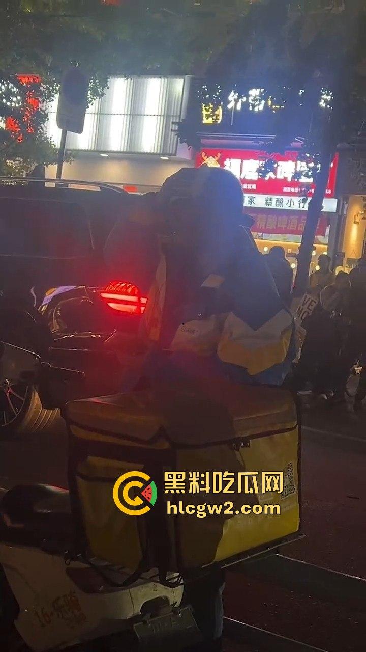 长沙小哥蛋糕送晚被砸头!顾客火力全开,手机爆头砸到满脸是血,迟到一分钟就挨这么狠?-8