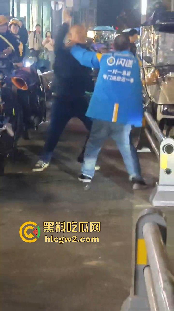 长沙小哥蛋糕送晚被砸头!顾客火力全开,手机爆头砸到满脸是血,迟到一分钟就挨这么狠?-9