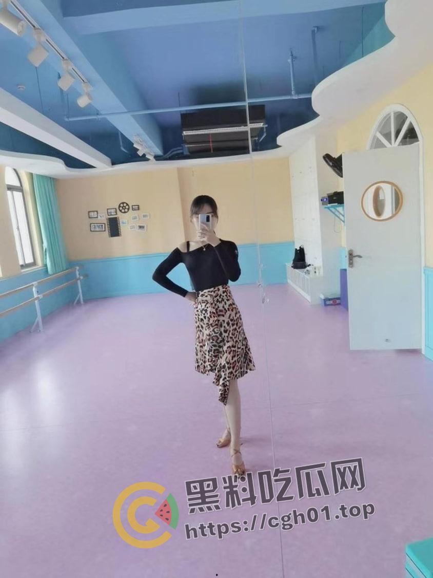 合肥舞蹈老师【田媛】穿着情趣内衣送小孩上学完就去打炮  被舞伴架起来操 私密视频被丈夫流出-5