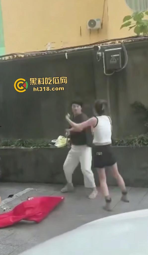 小三正房羞辱战！正房拉横幅感谢“张梦迪为我老公提供性服务”，把AV女优现实化，这真是字字诛心啊！-6