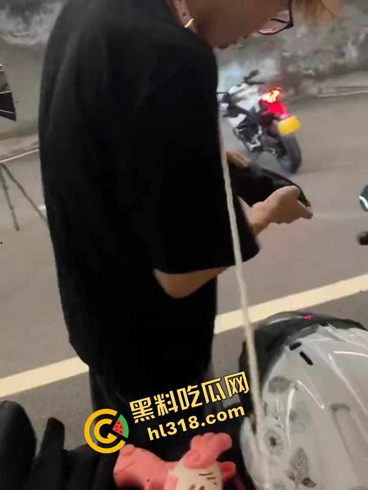 抖音摩托车圈热瓜，春风车主抬不起来的腰，终究还是断了，得吃哥跪地当狗舔高跟黑丝-22