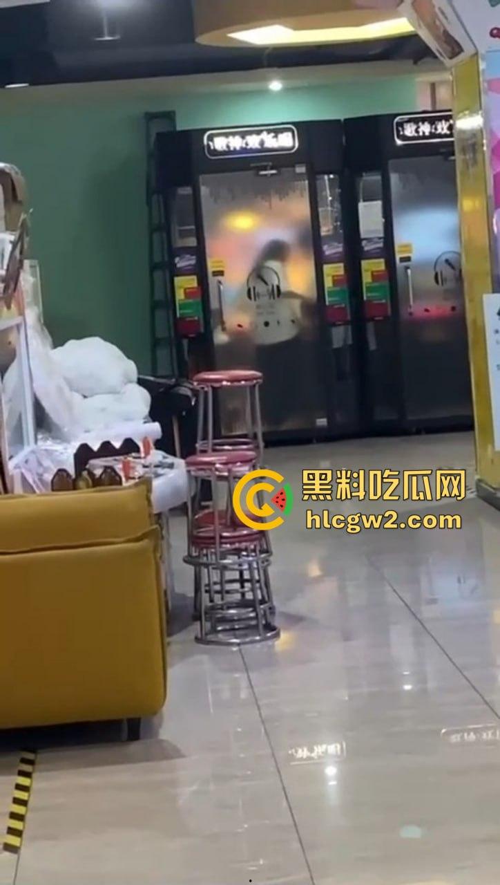 郑州万达K歌房变啪啪房！小情侣激情开战，小男友2分钟交卷，快枪手无疑！-8