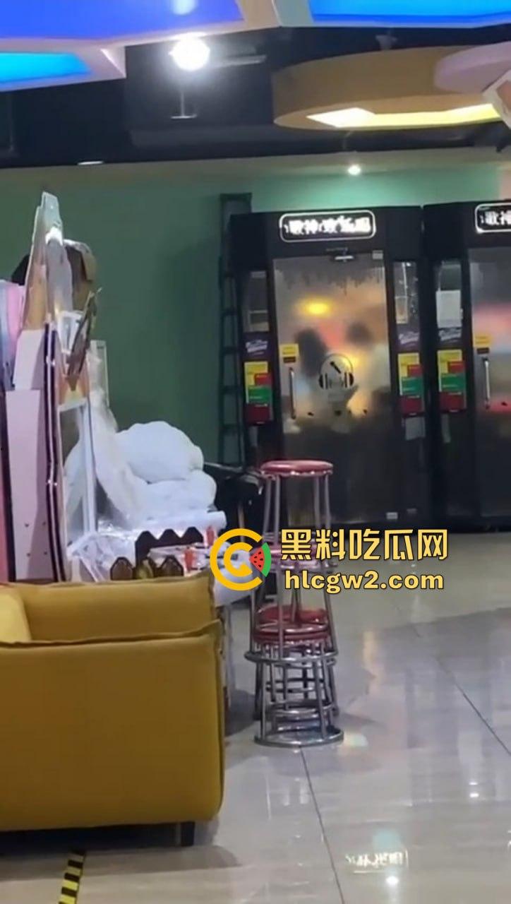 郑州万达K歌房变啪啪房！小情侣激情开战，小男友2分钟交卷，快枪手无疑！-10