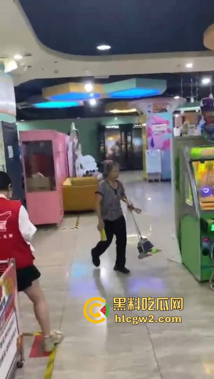 郑州万达K歌房变啪啪房！小情侣激情开战，小男友2分钟交卷，快枪手无疑！-11