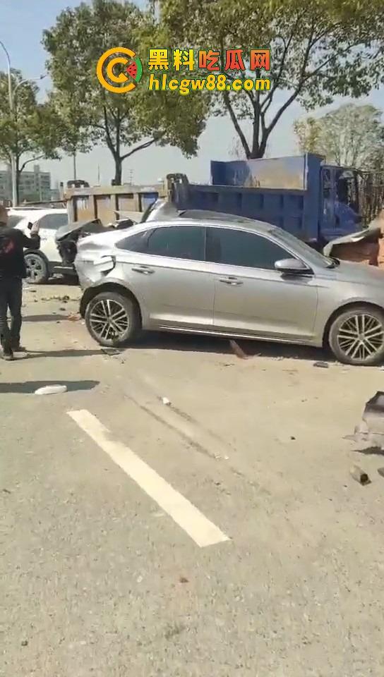 温州女司机上演生死时速，新手误把油门当刹车，狂飙130迈停不下来，最后靠撞车减速！-2