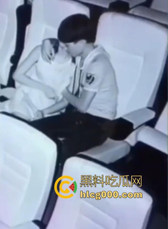 还得是黄毛呀！深夜带女友看电影，边看电影边吸奶，肆无忌惮地吸吮乳头，这女的身材真不错！-7