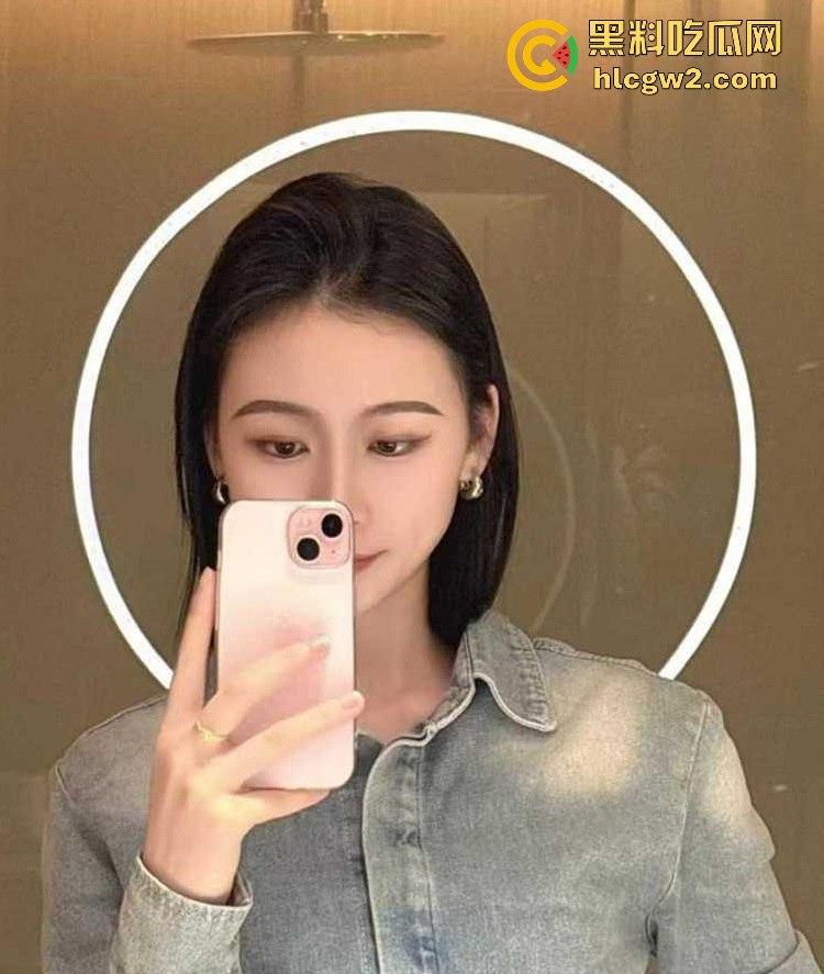 深圳OL秘书【汤婧怡】蜜桃臀引爆办公室，老板后入狂干到高潮迭起，午休床直接变战场！-1